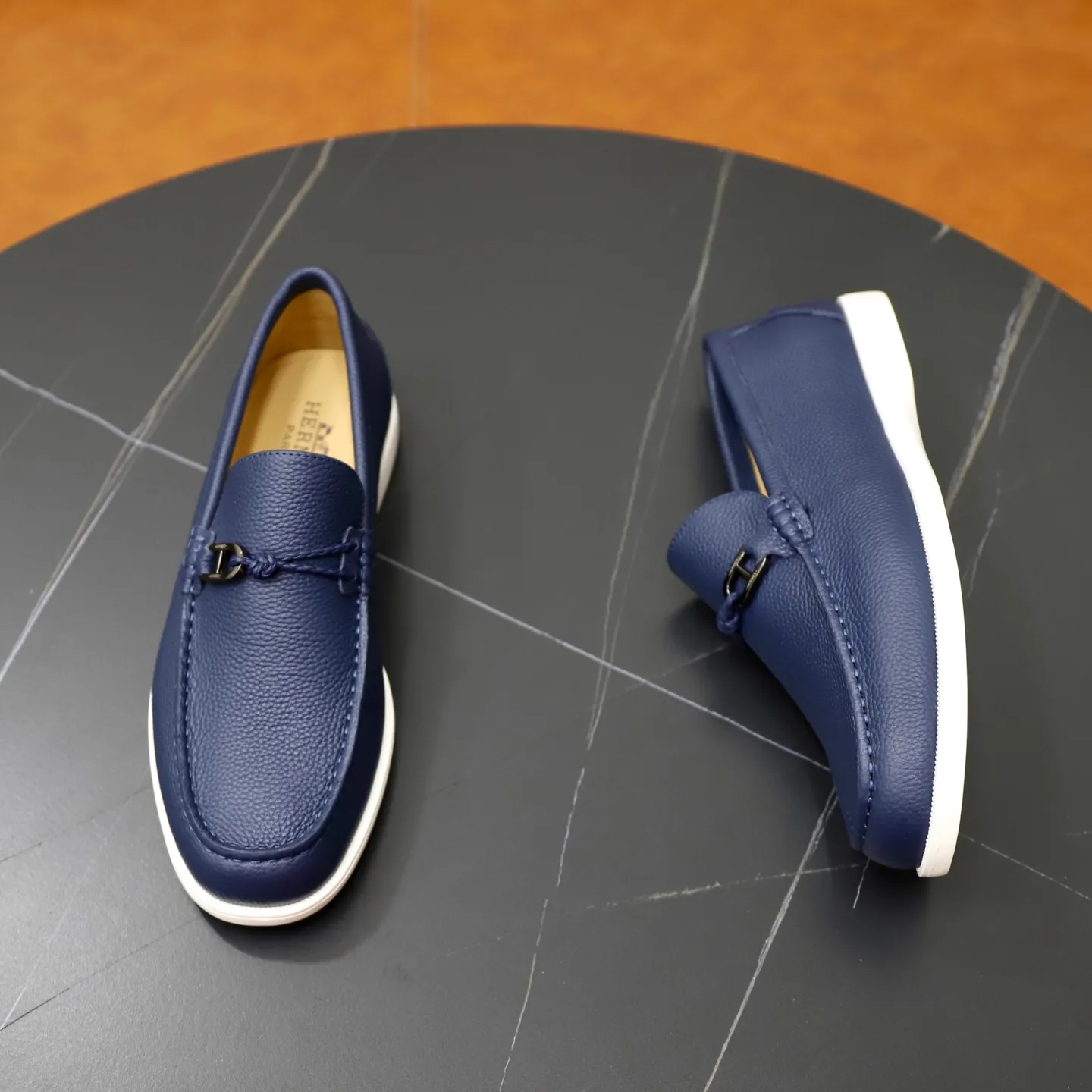 Ex-factory price: 560💰Hermès/Hermès slip-on men's shoes. This shoe is made of imported pebbled cowhide. It has simple and smooth lines and is combined with aerodynamically designed 3CM rubber foam ultra-light soles! Youthful and fashionable, classic H-shaped hardware buckle decoration, calf lining gently wraps the feet, with logo cowhide feet, casual and urban style, highlighting youthful vitality, sports and leisure version, super versatile, code number: 38-39-40-41-42-43-44 standard leather shoe size (45 can be customized but does not support returns)